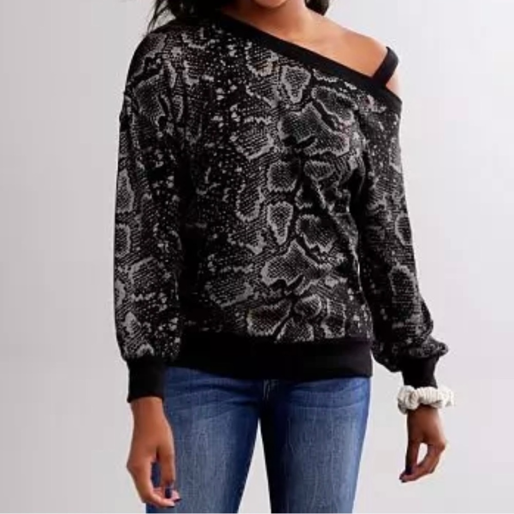 Off the Shoulder Animal Print Pullover
